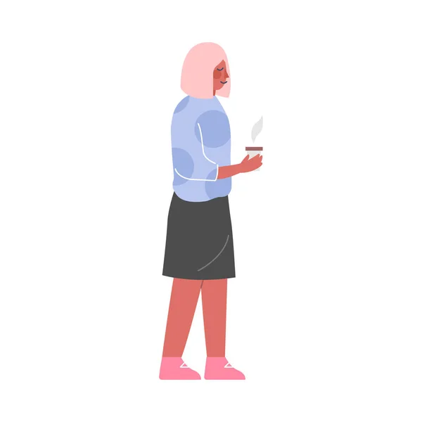 Boční pohled na mladou ženu stojící s kávovým pohárem vektorové ilustrace na bílém pozadí — Stockový vektor