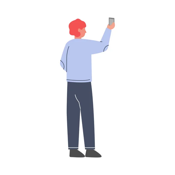 Zpět Pohled na mladého muže stojící a nahrávání na Smartphone Vector Illustration na bílém pozadí — Stockový vektor