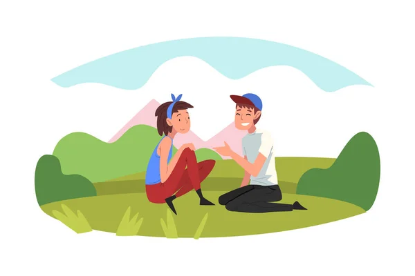 Studenti v ležérní oblečení sedí na zeleném trávníku, chlapec a dívka spolu mluví na příroda krajina vektorové ilustrace — Stockový vektor