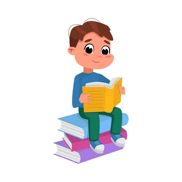 책과 책의 파일에 앉아 있는 귀여운 소년, 학교에 다니는 학생 또는 초등 학교에 다니는 학생 문학 만화 영화를 관람하는 학생 — 스톡 벡터