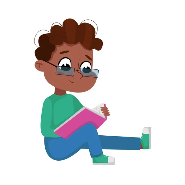 Niño afroamericano lindo en gafas sentado en el piso y libro de lectura, niño preescolar o estudiante de escuela primaria disfrutando de la literatura Dibujos animados Estilo Vector Ilustración — Vector de stock
