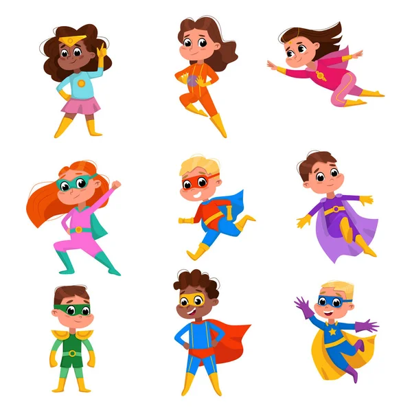 Bonitos meninos e meninas em trajes de super-herói e conjunto de máscaras, adoráveis crianças jogando super-herói desenho animado estilo Vector Ilustração —  Vetores de Stock