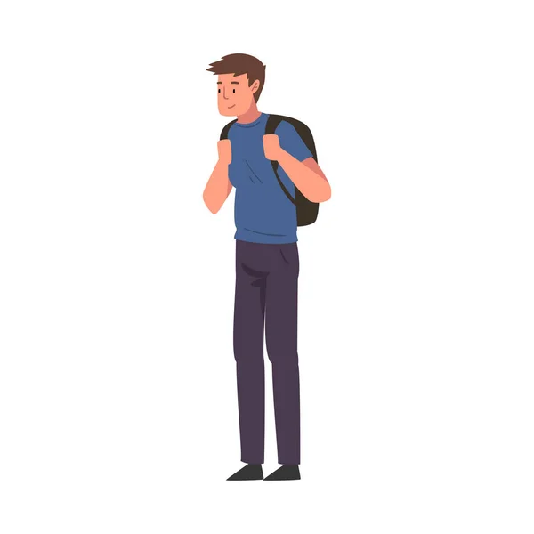 Glimlachende jongeman staand met rugzak, mannelijk toeristisch karakter Vector Illustratie — Stockvector