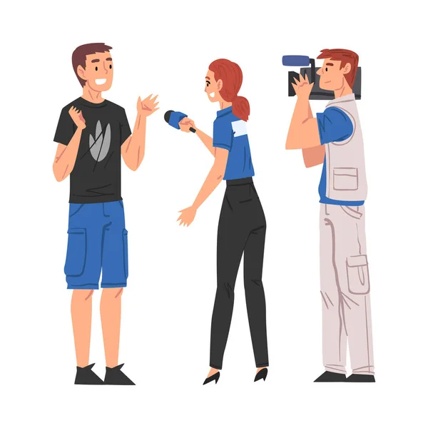 Reporterin mit Mikrofon interviewt jungen Mann, Kameramann schießt mit Videokamera, Konzept der Fernsehbranche Cartoon Style Vector Illustration — Stockvektor