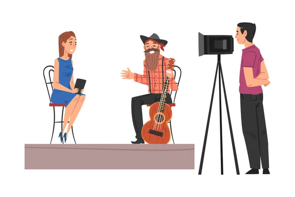 Žurnalista při rozhovoru s hostem a kameramanem při pohledu kamerou na stativ ve studiu, televizní průmysl koncepce karikatura styl vektorové ilustrace — Stockový vektor