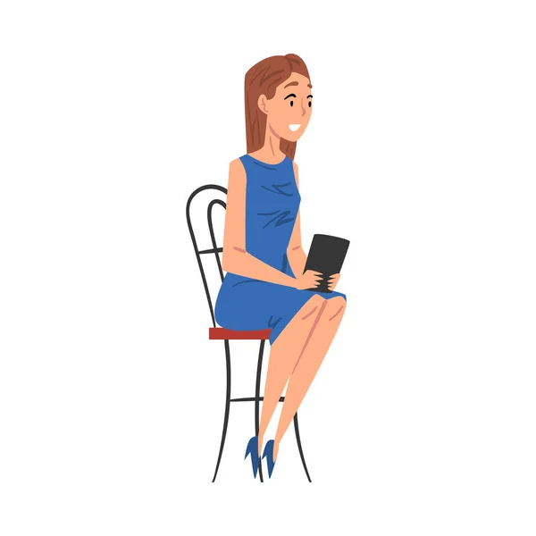 Mujer Periodista sentada en silla entrevistando a alguien, concepto de la industria de la televisión ilustración vectorial de estilo de dibujos animados — Vector de stock