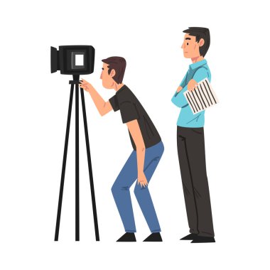 M Kameraman, Tripod 'da Video Kamerayla Çekim, Yanında Anchorman, Televizyon Endüstrisi Konsepti Çizgi Film Stili Vektör İllüstrasyonu