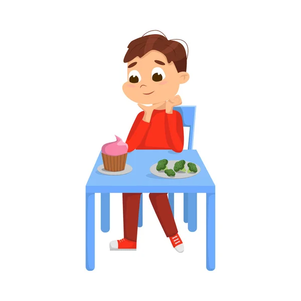 Niño lindo sentado en la mesa y comiendo, niño elegir entre comida saludable y poco saludable estilo de dibujos animados Vector ilustración — Vector de stock