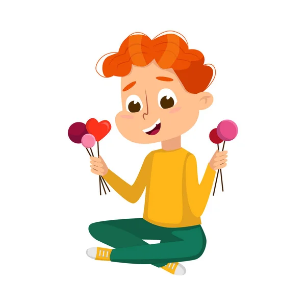 Lindo chico comiendo muchos dulces, niño sentado en el suelo con piruletas en sus manos, niño disfrutando de comer delicioso postre estilo de dibujos animados Vector Ilustración — Vector de stock
