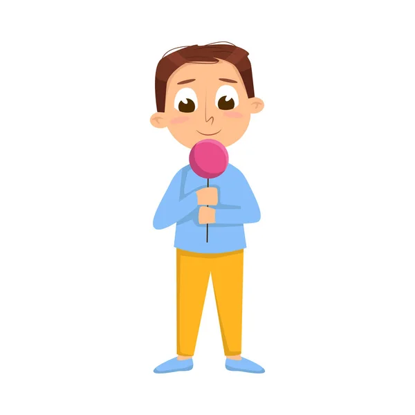 Lindo chico lamiendo caramelo en palo, niño disfrutando de comer piruleta Postres Dibujos animados Estilo Vector Ilustración — Vector de stock