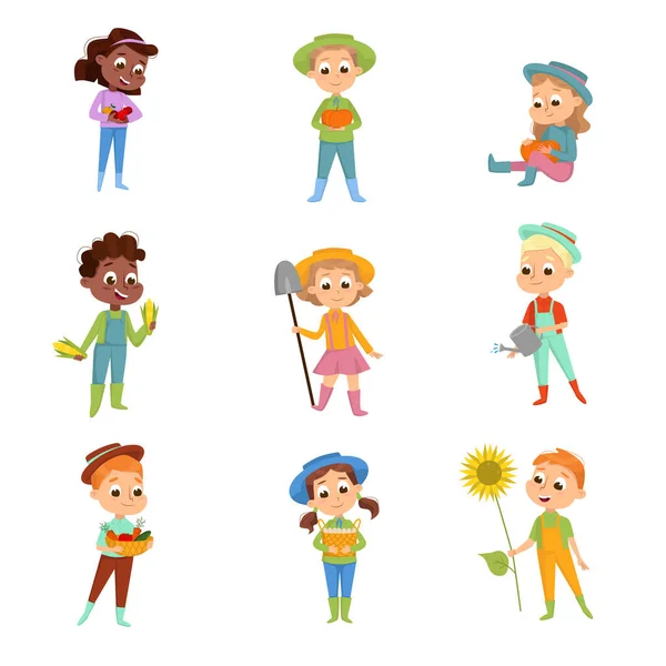 Χαριτωμένα παιδιά που εργάζονται στο σύνολο αγρόκτημα, αγόρια και κορίτσια αγρότες χαρακτήρες με εργαλεία κηπουρικής Cartoon Style Εικονογράφηση διάνυσμα — Διανυσματικό Αρχείο