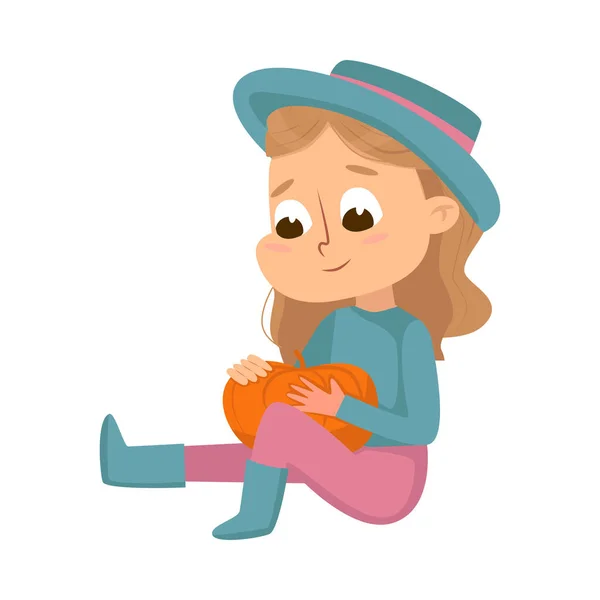 Menina bonito sentado no chão com abóbora em suas mãos, Little Kid Farmer personagem trabalhando no jardim Desenhos animados Estilo Vector Ilustração — Vetor de Stock