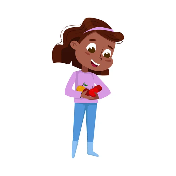 Linda chica afroamericana sosteniendo manzanas rojas maduras en sus manos, niño pequeño trabajando en la granja estilo de dibujos animados Vector ilustración — Vector de stock