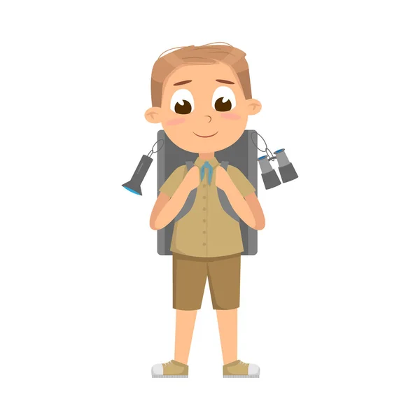 Симпатичный мальчик с рюкзаком, скаутский персонаж начальной школы в форме, летние каникулы Деятельность Концепция Мультфильм стиль вектор иллюстрация — стоковый вектор