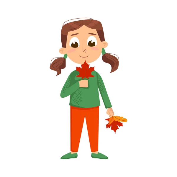 Cute Girl zbieranie kolorowych liści jesieni, szczęśliwy dzieciak gra na świeżym powietrzu w jesiennym stylu kreskówki Wektor ilustracji — Wektor stockowy