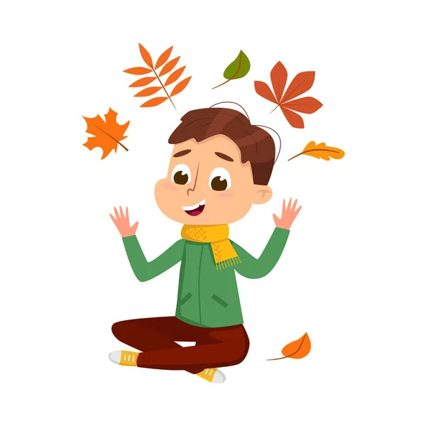 Netter Junge sitzt auf dem Boden und wirft bunte Blätter, Happy Kid spielt im Herbst draußen im Cartoon-Stil Vektor Illustration — Stockvektor