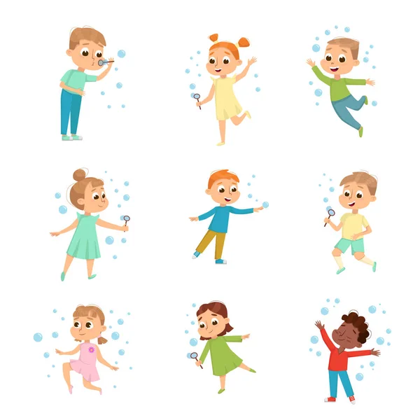 Lindos niños y niñas soplando burbujas de jabón conjunto, Adorables niños divirtiéndose con burbujas de jabón, Niños ocio, Hobby Game Cartoon Style Vector Illustration — Vector de stock