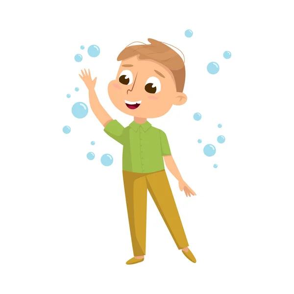 Симпатичный мальчик в казуальной одежде, веселящийся с мыльными пузырями, детский отдых, открытый вектор стиля мультфильма — стоковый вектор