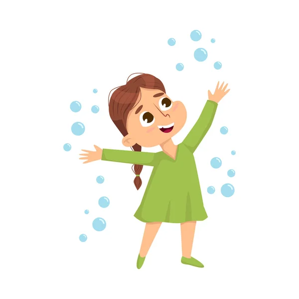 Lovely Girl having Fun with Soap Bubbles, Aranyos Gyerek viselő zöld ruha having Fun Cartoon Style Vector Illusztráció — Stock Vector
