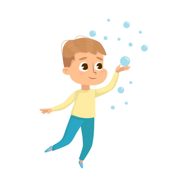 Симпатичный маленький мальчик, играющий с мыльными пузырями, детское развлечение, открытый вектор стиля мультфильма — стоковый вектор