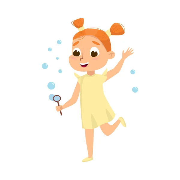 Encantadora pelirroja chica soplando jabón burbujas a través de la varita, lindo niño divertirse con jabón burbujas dibujos animados estilo vector ilustración — Vector de stock