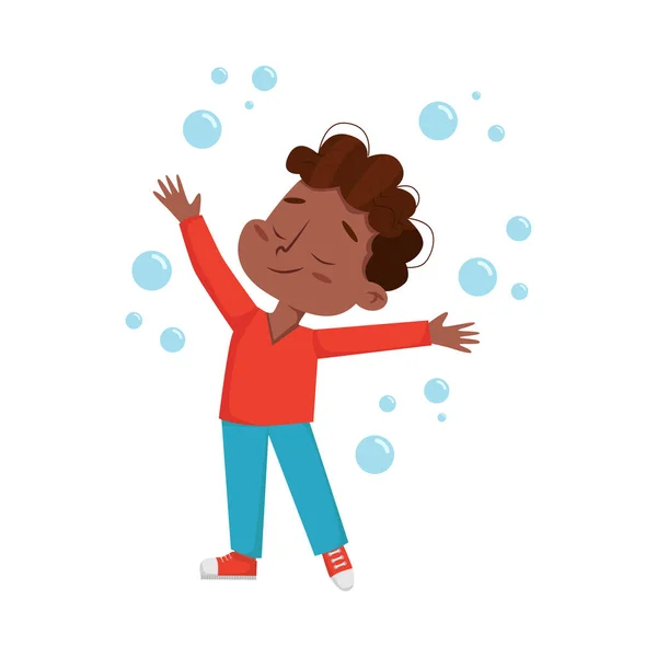Chico afroamericano lindo que se divierte con las burbujas del jabón, ocio de los niños, juego al aire libre del hobby Ilustración vectorial del estilo de la historieta — Vector de stock