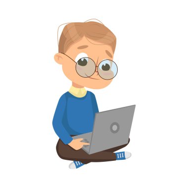 Laptop Bilgisayarı Kullanan Küçük Çocuk, Aygıt, Eğitim ve Bilgi Konsepti Çizgi Film Biçimi Vektör İllüstrasyonlu Akıllı Çocuk
