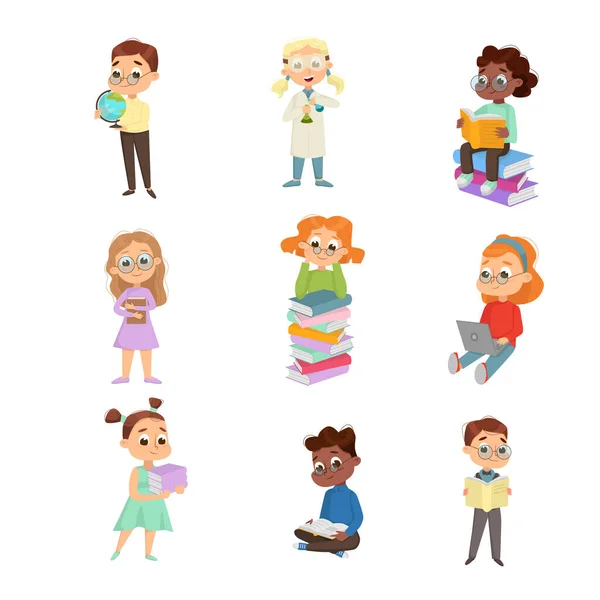 Cute Intelligent Kids Set de libros de lectura, Educación y conocimiento Concepto Dibujos animados Estilo Vector Ilustración — Archivo Imágenes Vectoriales