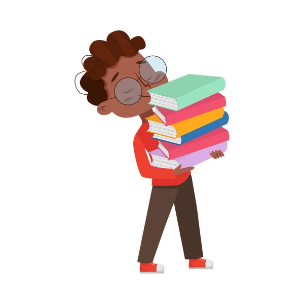 Carino intelligente afro-americano ragazzo in occhiali che trasporta pila di libri, istruzione e conoscenza concetto stile cartone animato vettoriale illustrazione — Vettoriale Stock