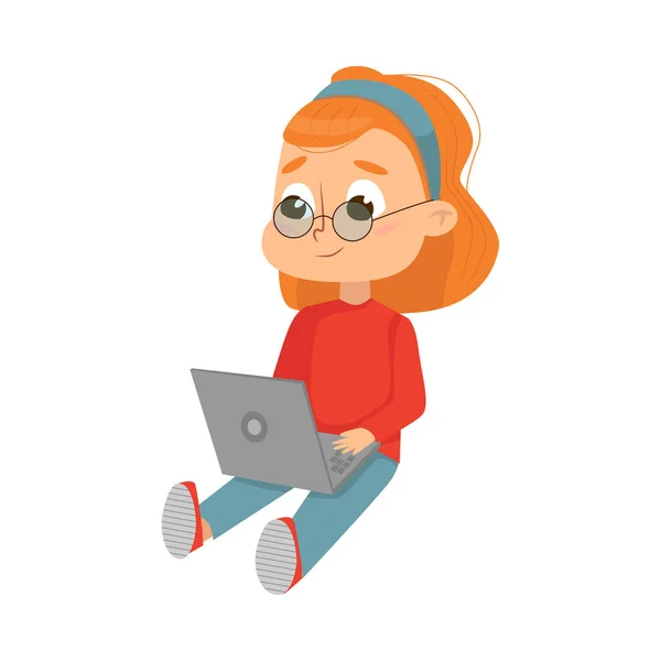 Маленькая девочка с помощью ноутбука компьютер, милый умный ребенок с устройством, образование и знания концепция мультипликации стиль вектор иллюстрации — стоковый вектор