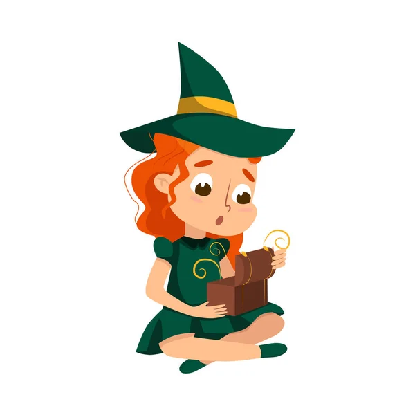 Piccola strega, carina rossa ragazza che indossa abito verde e cappello pratica stregoneria stile cartone animato illustrazione vettoriale — Vettoriale Stock