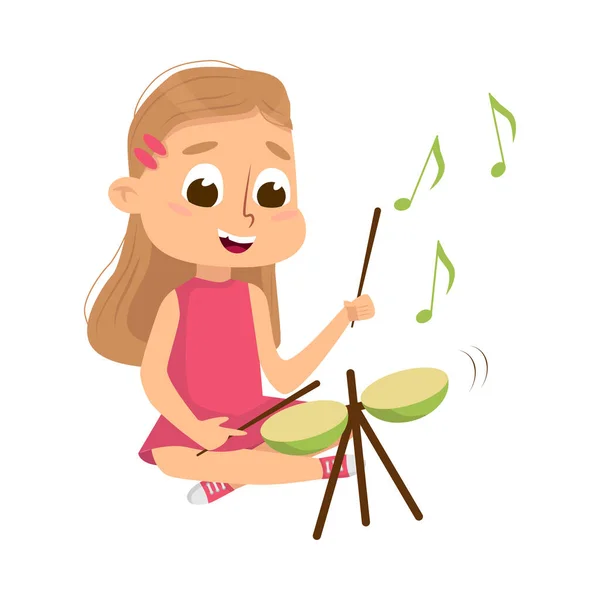 Menina engraçada sentado e tocando Drum Vector Ilustração — Vetor de Stock