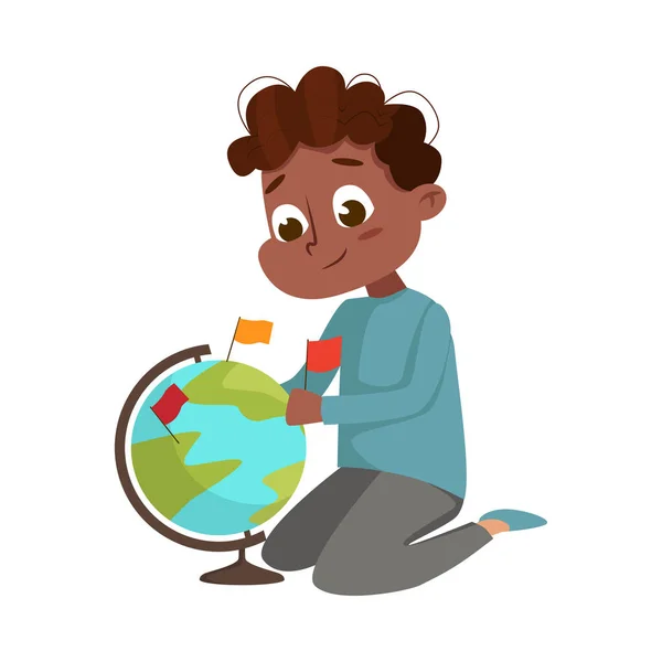 Carino ragazzo esaminando globo e mettendo bandiere su di esso studiando geografia vettoriale illustrazione — Vettoriale Stock