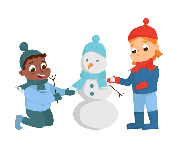 Illustration vectorielle de bonhomme de neige de construction de garçon et de fille mignon — Image vectorielle