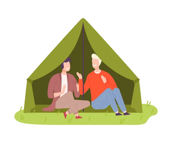 Giovani uomini camper seduto sotto tenda e parlare vettoriale illustrazione — Vettoriale Stock