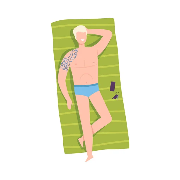 Entspannter Mann mit Tätowierung, der sich am Strand ausruht und auf Handtuch liegt — Stockvektor