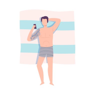 Dövmeli Rahatlamış Adam Plajda Dinleniyor Havluyla Üstten Görünümlü Vektör Resimlerinde Uzanıyor