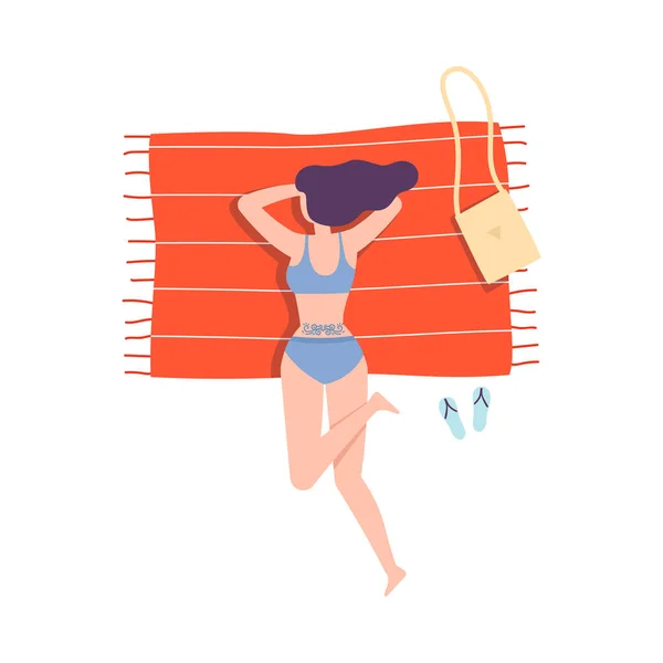 Tätowierte Frau im Badeanzug liegt auf Strandtuch Top View Vector Illustration — Stockvektor