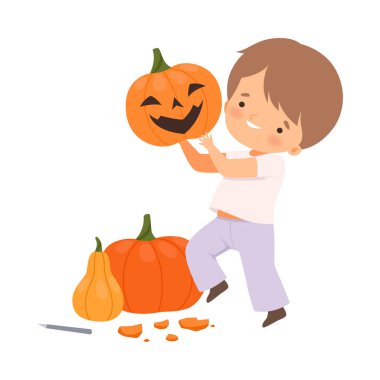 Neşeli Çocuk, Kesik Gülümseyen Vektör İllüstrasyonlu El Yapımı Balkabağı Gösteriyor