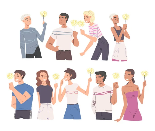 Pessoas felizes segurando queimando Sparklers Set, Rapazes e Meninas n Humor alegre celebrando o Natal, Ano Novo ou Aniversário Férias Cartoon Style Vector Ilustração —  Vetores de Stock