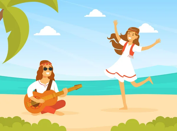 Personajes hippies, joven y mujer tocando la guitarra y bailando en la playa tropical, gente feliz vistiendo ropa retro de los años 60 y 70 Vector Illustration — Archivo Imágenes Vectoriales