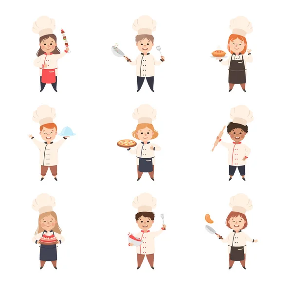 Niños Chefs Cocinando en Cocina, Niños en Uniforme y Sombreros Sosteniendo Bandejas con Platos Recién Preparados Dibujos Animados Estilo Vector Ilustración — Vector de stock