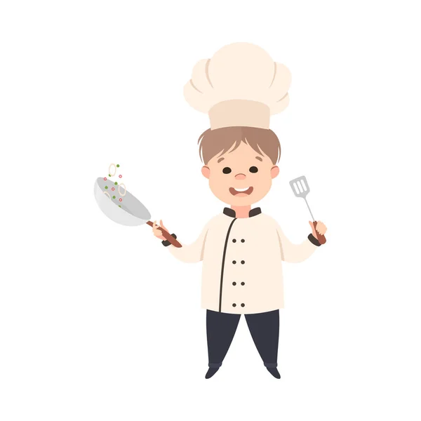 Chef lindo cocinero freír verduras en la sartén, niño sonriente en uniforme de chef cocinar en la cocina Dibujos animados Estilo Vector Ilustración — Vector de stock