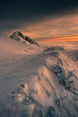 Tatra Dağları Sunrise bulutlu sabah.