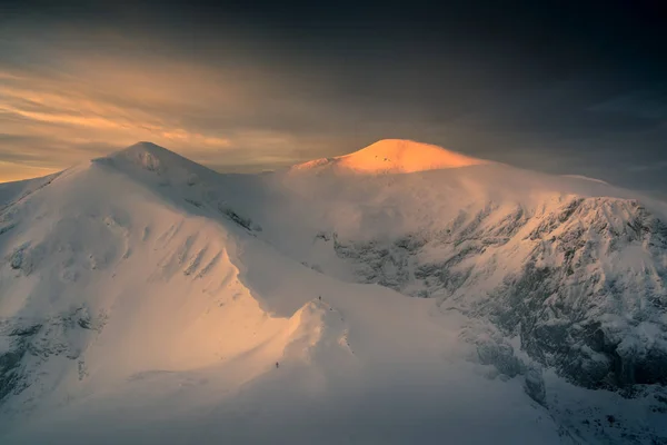 Lever de soleil vertigineux dans la montagne Tatra . — Photo