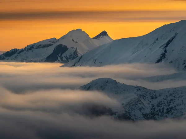 Alti Tatra al mattino nebbioso . — Foto Stock