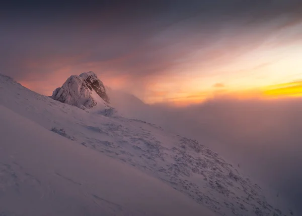 안개 높은 tatra 산 아침에 일출. — 스톡 사진