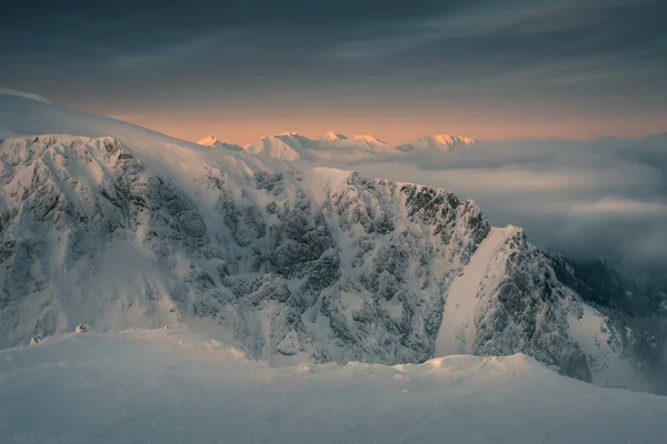 Superbe aube dans les tatras occidentales . — Photo