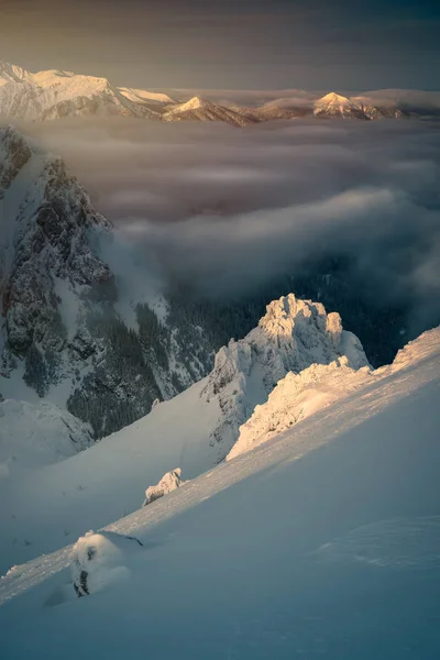 눈 덮힌 산에 구름. — 스톡 사진