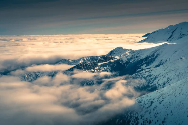 Nuages sur les sommets des Tatra . — Photo